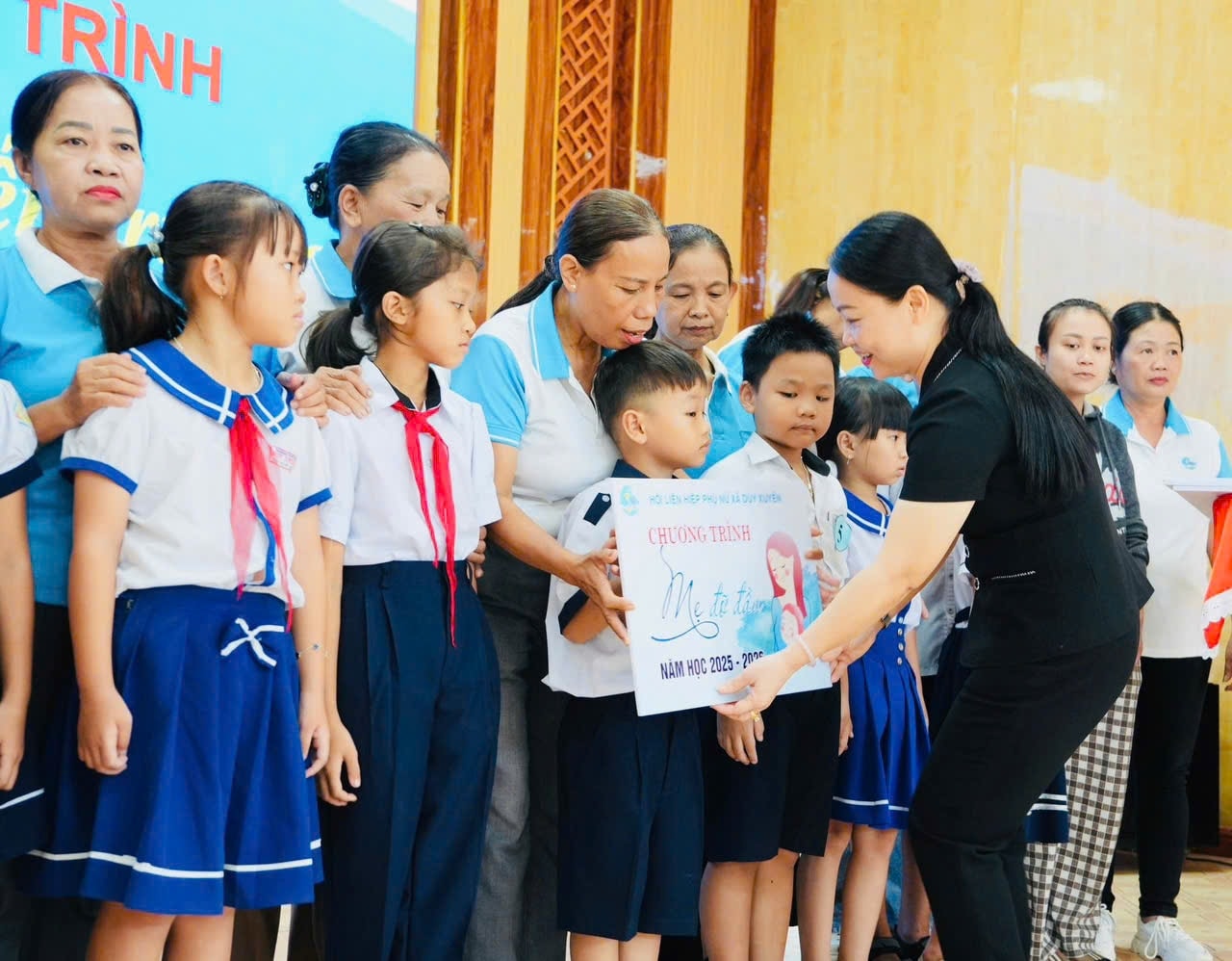 Bà Trần Thị Mỹ Phương, Phó Chủ tịch Hội Liên hiệp phụ nữ thành phố Đà Nẵng trao biểu trưng nhận đỡ đầu trẻ em mồ côi. Ảnh: N.P