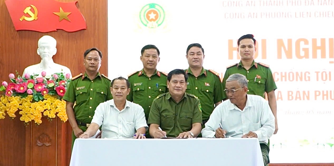 Đại diện bí thư chi bộ, ban công tác mặt trận, lực lượng an ninh cơ sở ký cam kết chấp hành pháp luật. Ảnh: PHẠM BÌNH - L.P