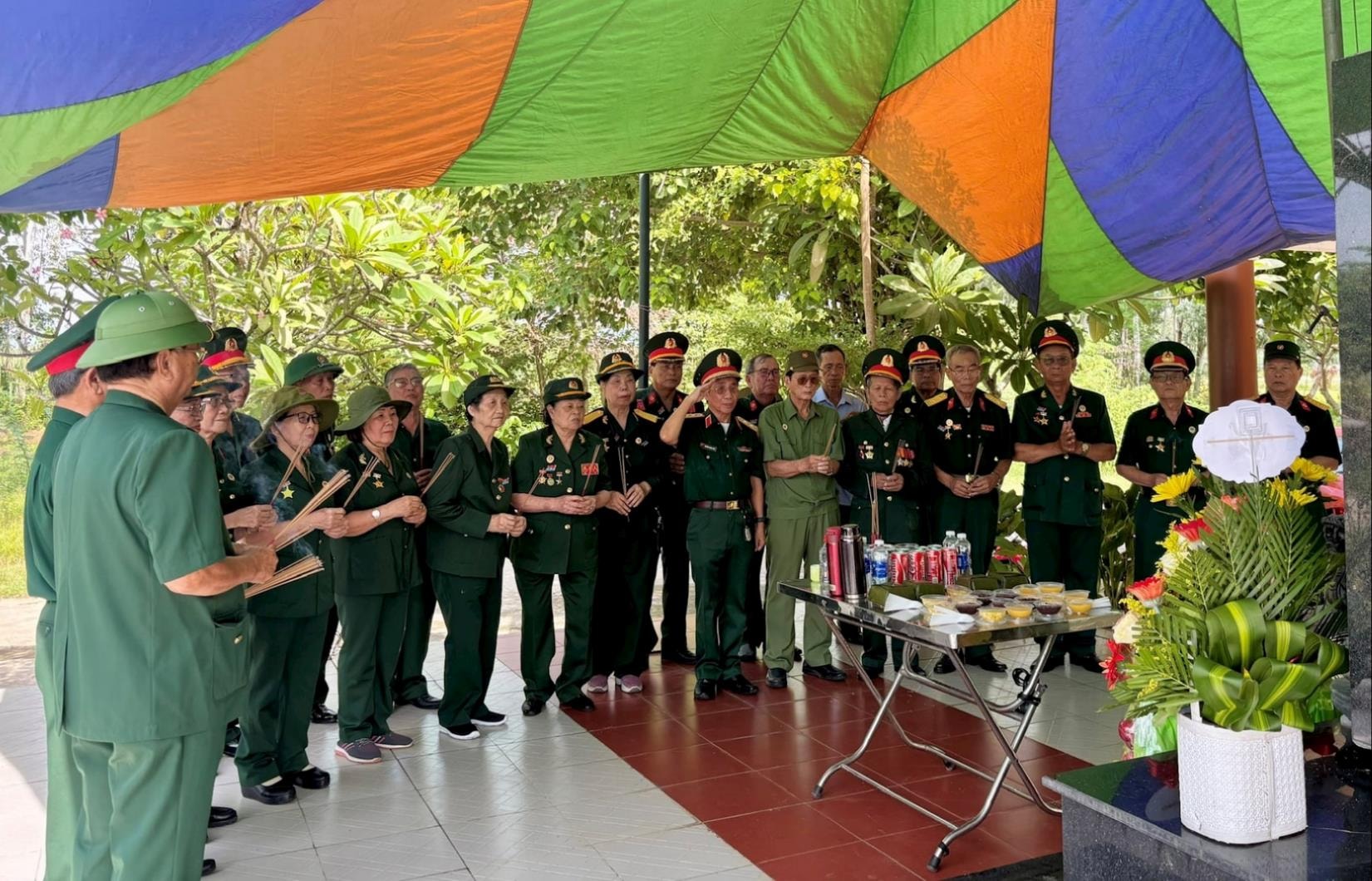 Các cựu chiến binh Đặc công - Biệt động quận 1, thành phố Đà Nẵng bày tỏ thành kính trước Bia tưởng niệm Đặc công - Biệt động thành phố Đà Nẵng