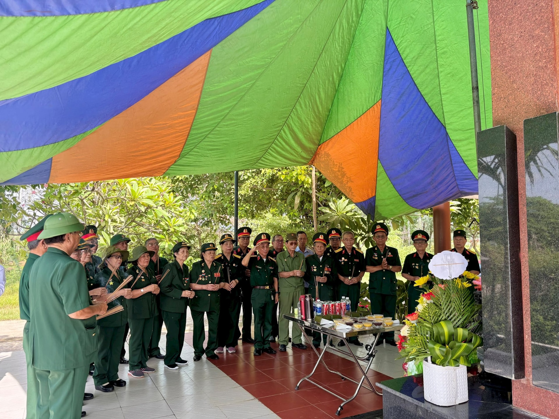 Các cựu chiến binh Đặc công - Biệt động quận 1, thành phố Đà Nẵng bày tỏ thành kính trước Bia tưởng niệm Đặc công biệt động thành phố Đà Nẵng
