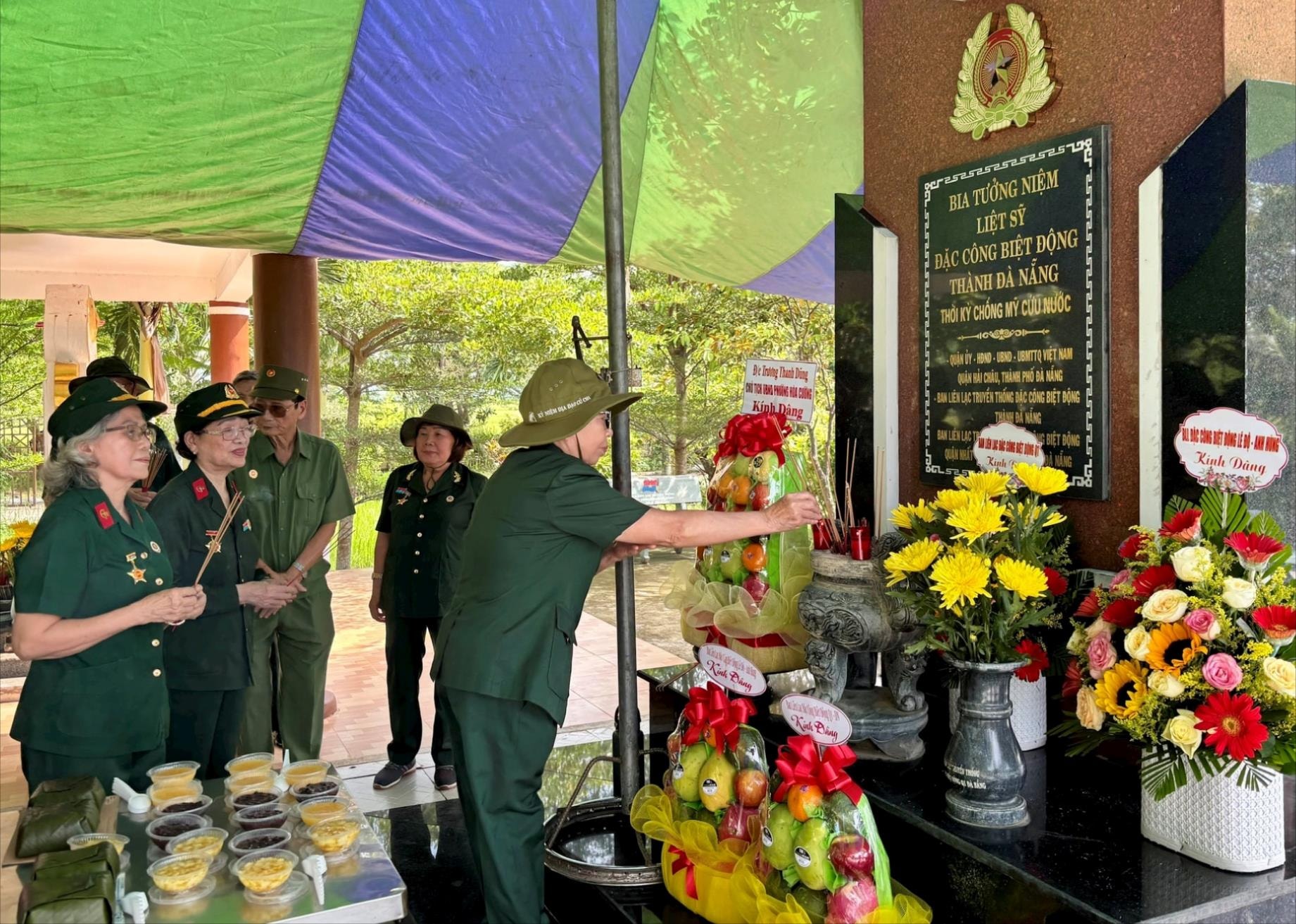 Các cựu chiến binh Đặc công - Biệt động quận 1, thành phố Đà Nẵng dâng hương tưởng niệm các anh hùng liệt sĩ và đồng bào đã hy sinh, nuôi giấu cán bộ chiến sĩ Đặc công - Biệt động