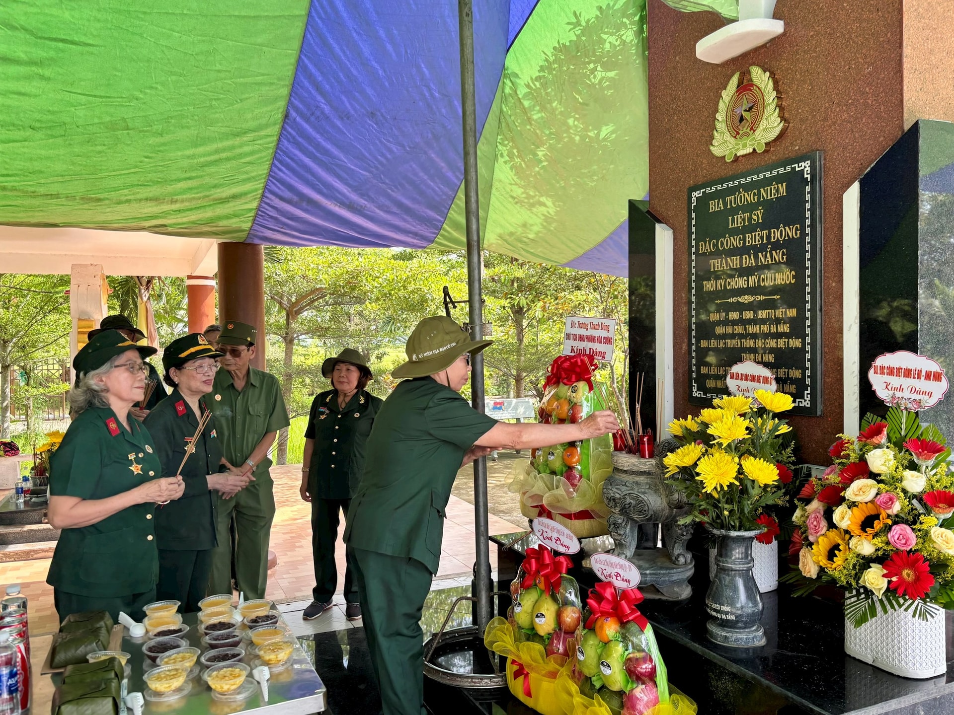 Các cựu chiến binh Đặc công - Biệt động quận 1, thành phố Đà Nẵng dâng hương tưởng niệm các Anh hùng Liệt sĩ và đồng bào đã hy sinh, nuôi giấu cán bộ chiến sĩ Đặc công - Biệt động
