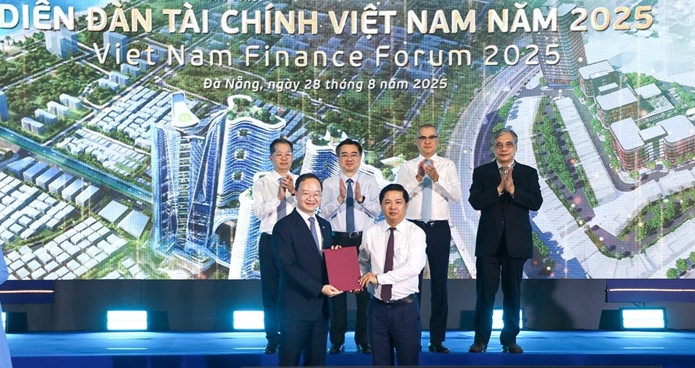 28-8-trao-bien-ban-ghi-nho(1).jpg
