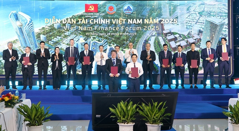 28-8-trao-bien-ban-ghi-nho7(1).jpg