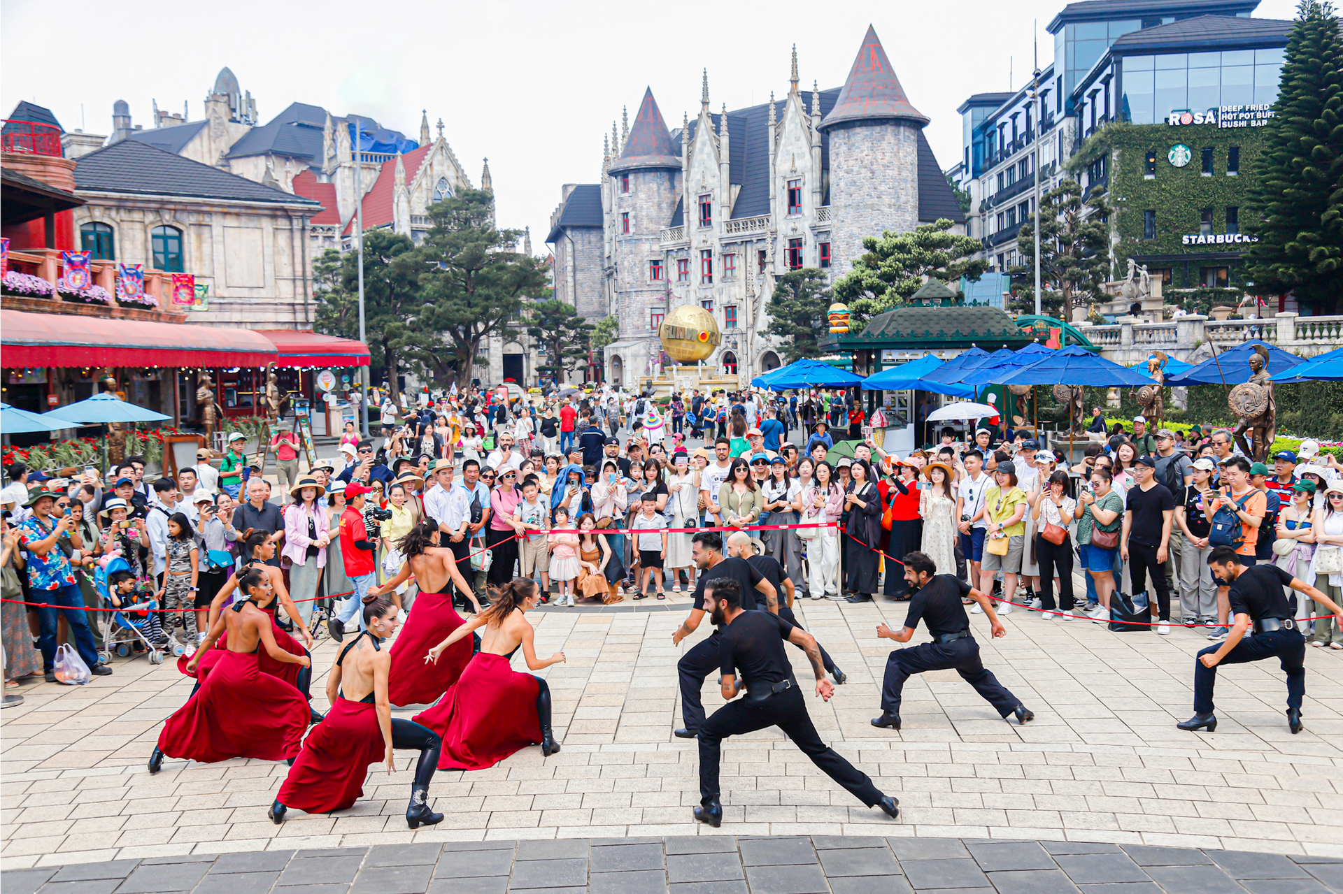 Nos últimos 8 meses, o número de turistas que visitam e se divertem em Da Nang registrou muitos sinais positivos. Foto: TUYET MIN