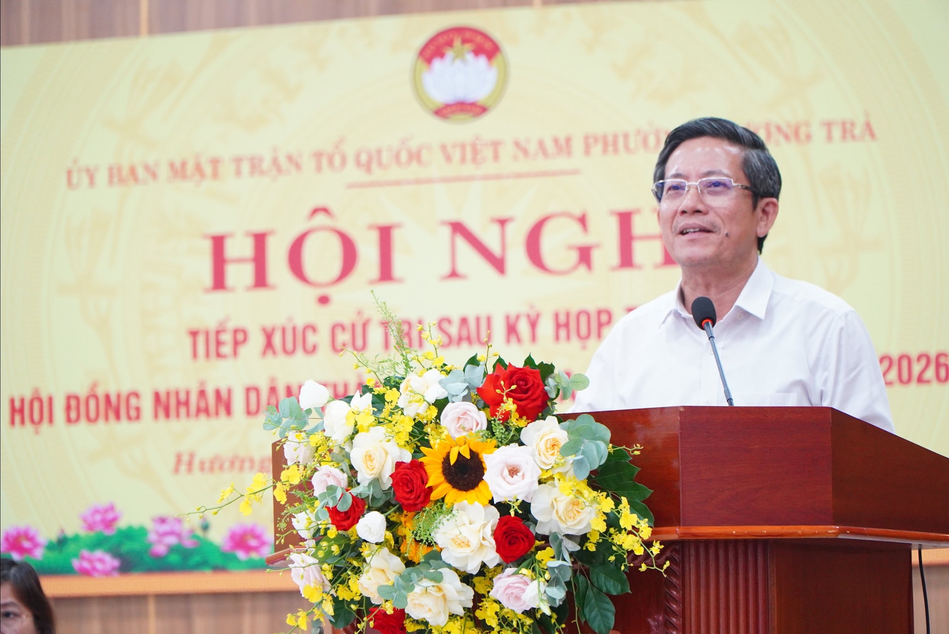 Phó Chủ tịch UBND thành phố Trần Nam Hưng phát biểu, trả lời ý kiến cử tri phường Hương Trà. Ảnh: TÂM ĐAN