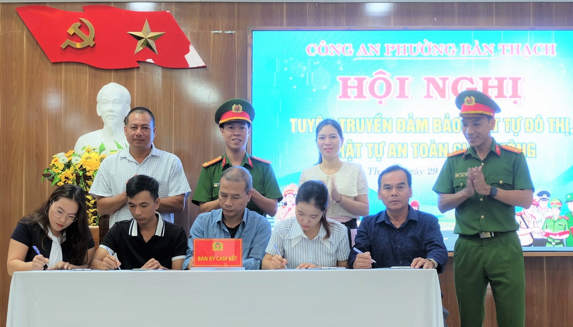 Chủ cơ sở kinh doanh ký cam kết thực hiện phòng, chống tác hại rượu bia và đảm bảo trật tự an toàn giao thông.