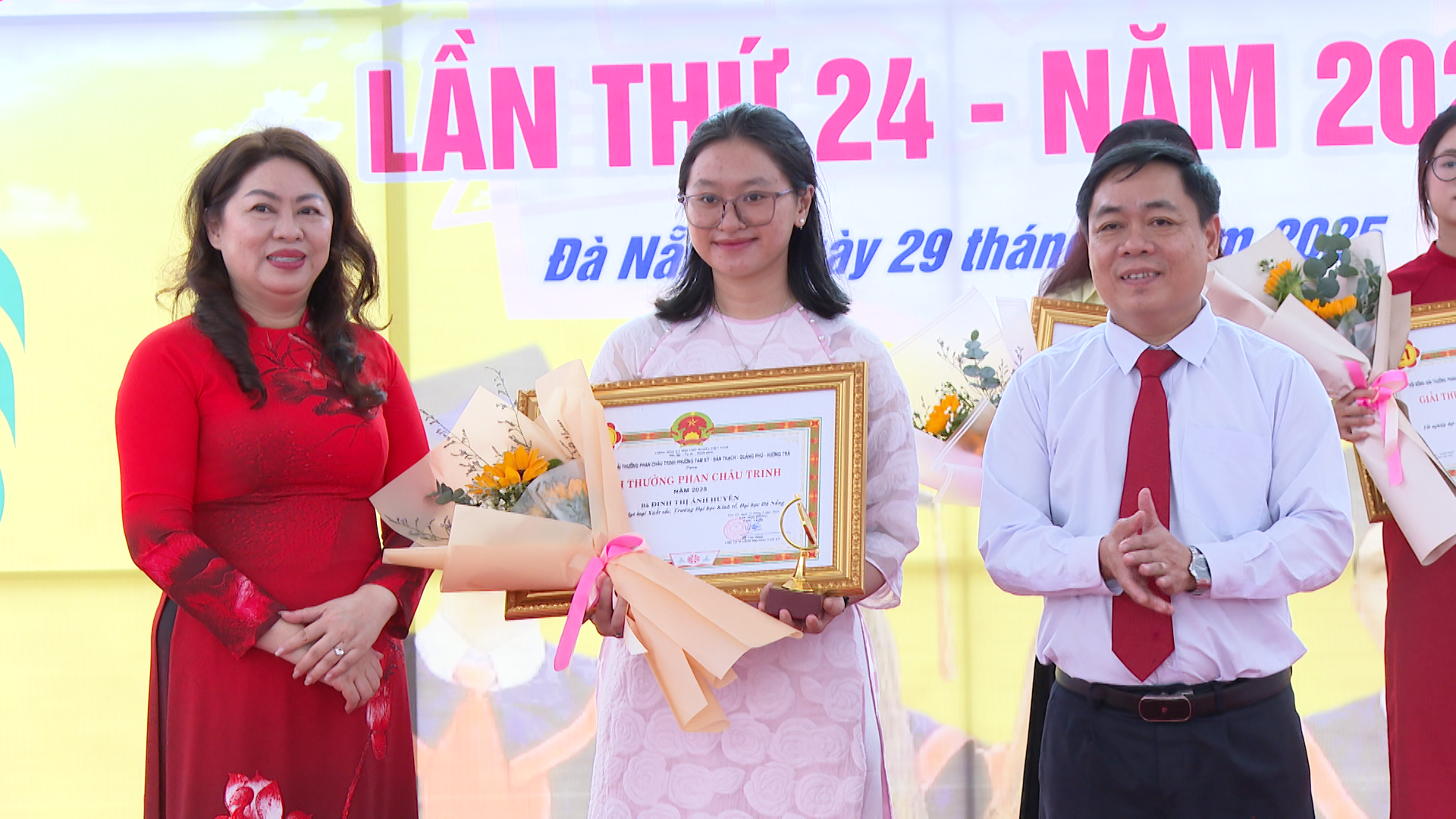 TIN TRAO GIAI VONG SO KHAO CUOC THI DAI SU VAN HOA DOC.00_05_10_02.Still010
