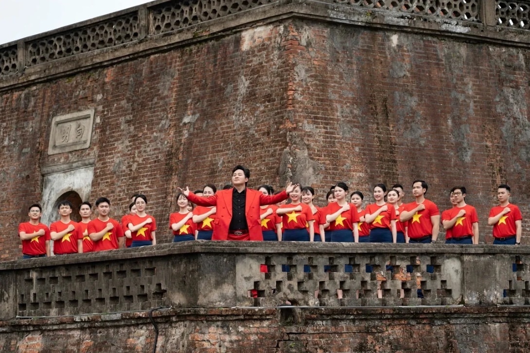 Tung Duong and the artists in the MV Vietnam proudly steps into the future. Photo: DVCC
