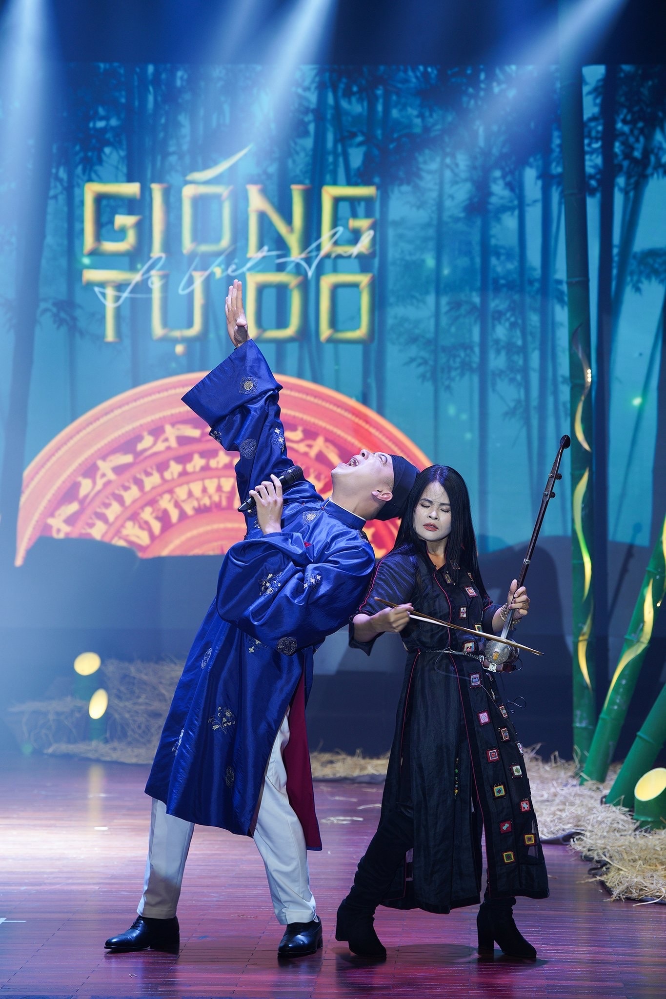 Singer Le Viet Anh and Meritorious Artist Duong Thuy Anh - the erhu artist in the MV Giong Tu Do. Photo: DVCC