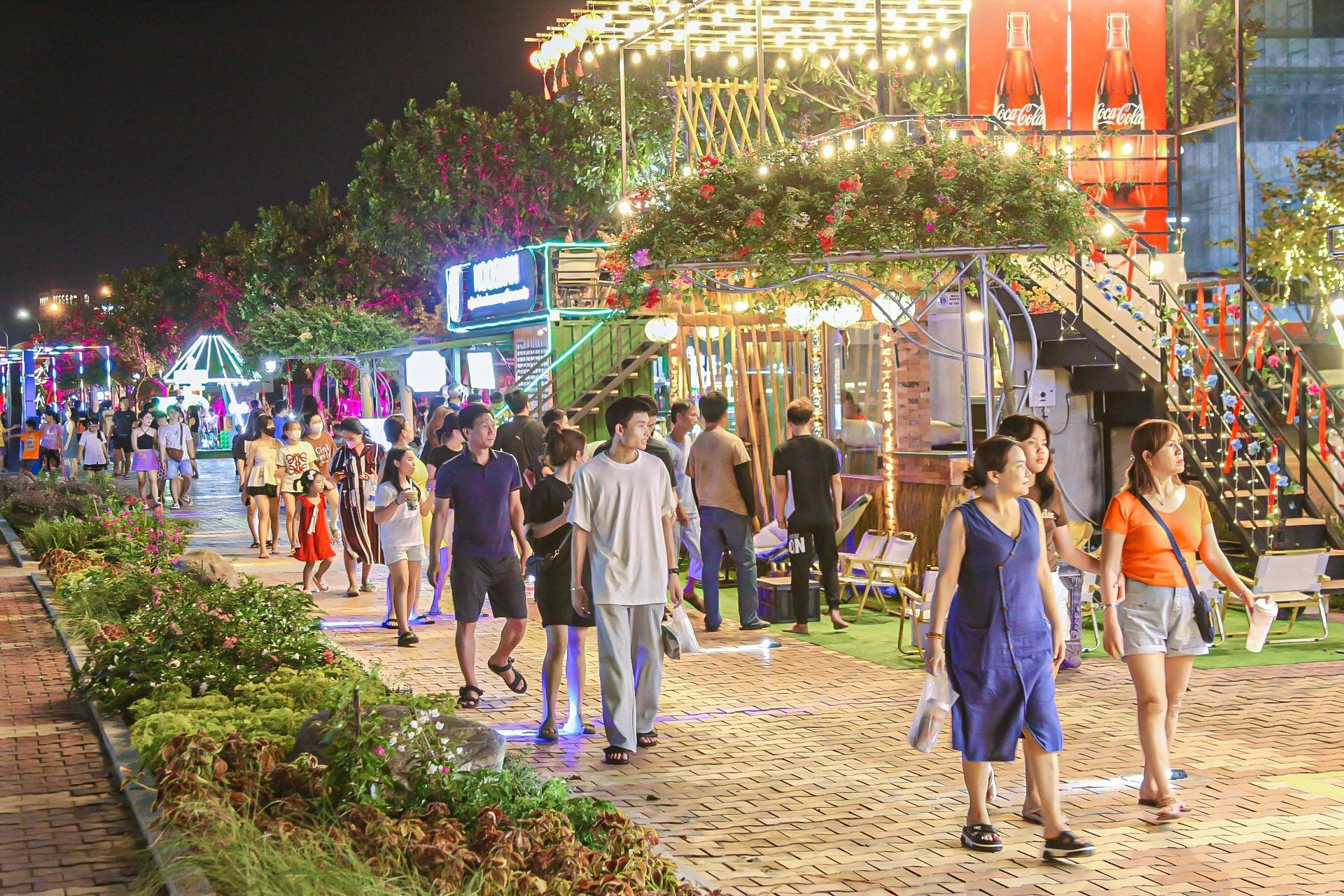 Người dân, du khách dạo chơi tại Phố đi bộ Bạch Đằng. Ảnh: LAM PHƯƠNG