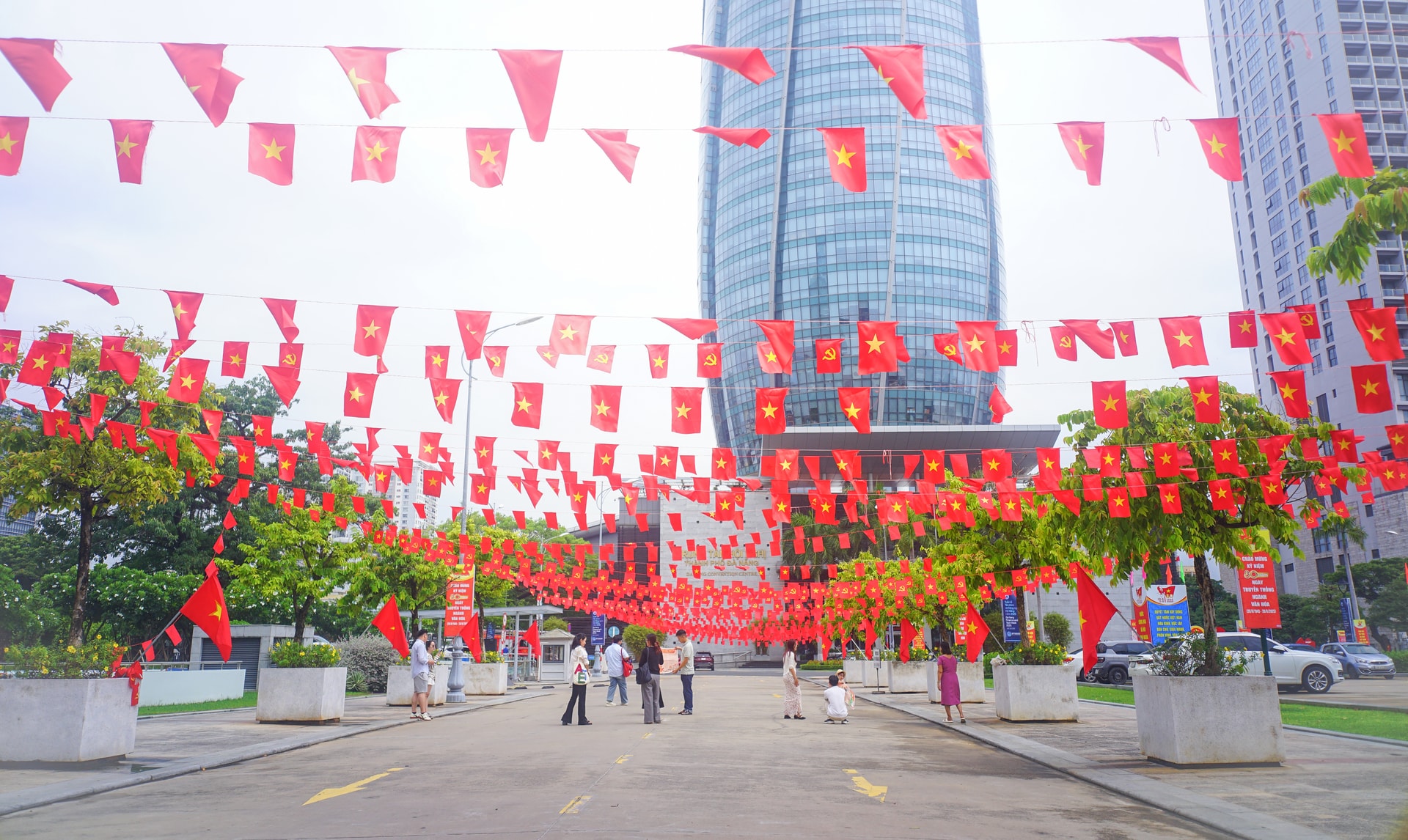 The space in front of the Da Nang City Administrative Center is decorated with colorful flags and flowers. Photo: XUAN SO