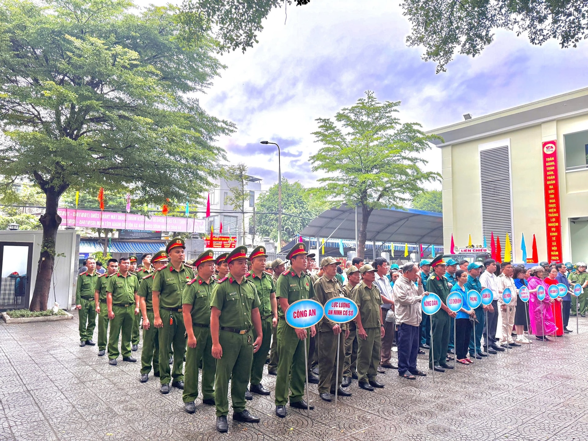 UBND phường phối hợp Công an phường, cùng các đ