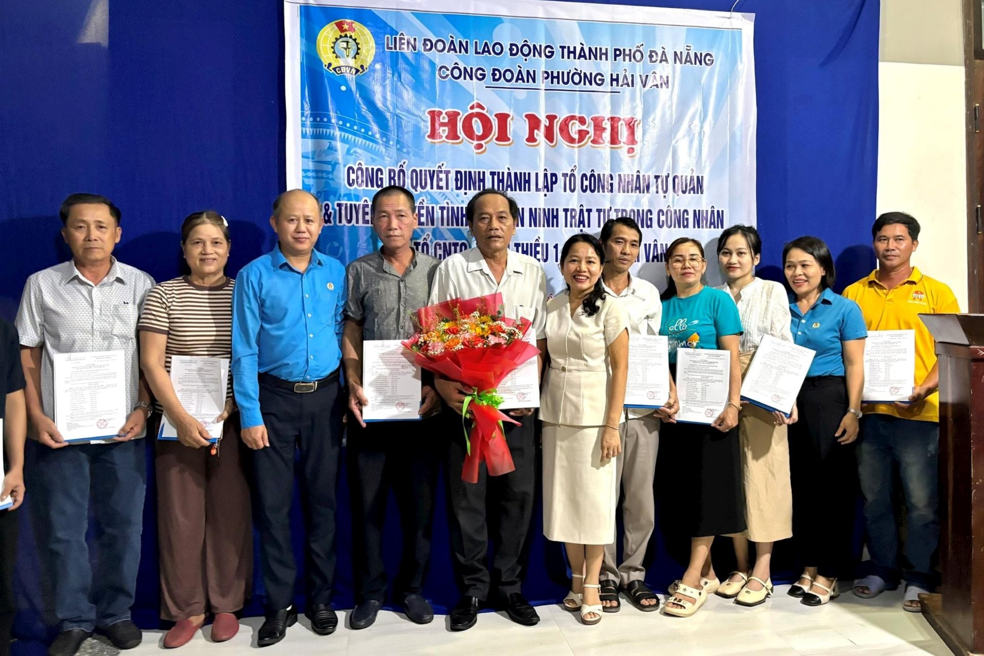 តំណាងសហព័ន្ធការងារទីក្រុង និងសហជីពកម្មករវួដ Hai Van បានបង្ហាញសេចក្តីសម្រេចចិត្តដល់សមាជិកនៃក្រុមកម្មករគ្រប់គ្រងខ្លួនឯងតំបន់ Xuan Thieu 1។