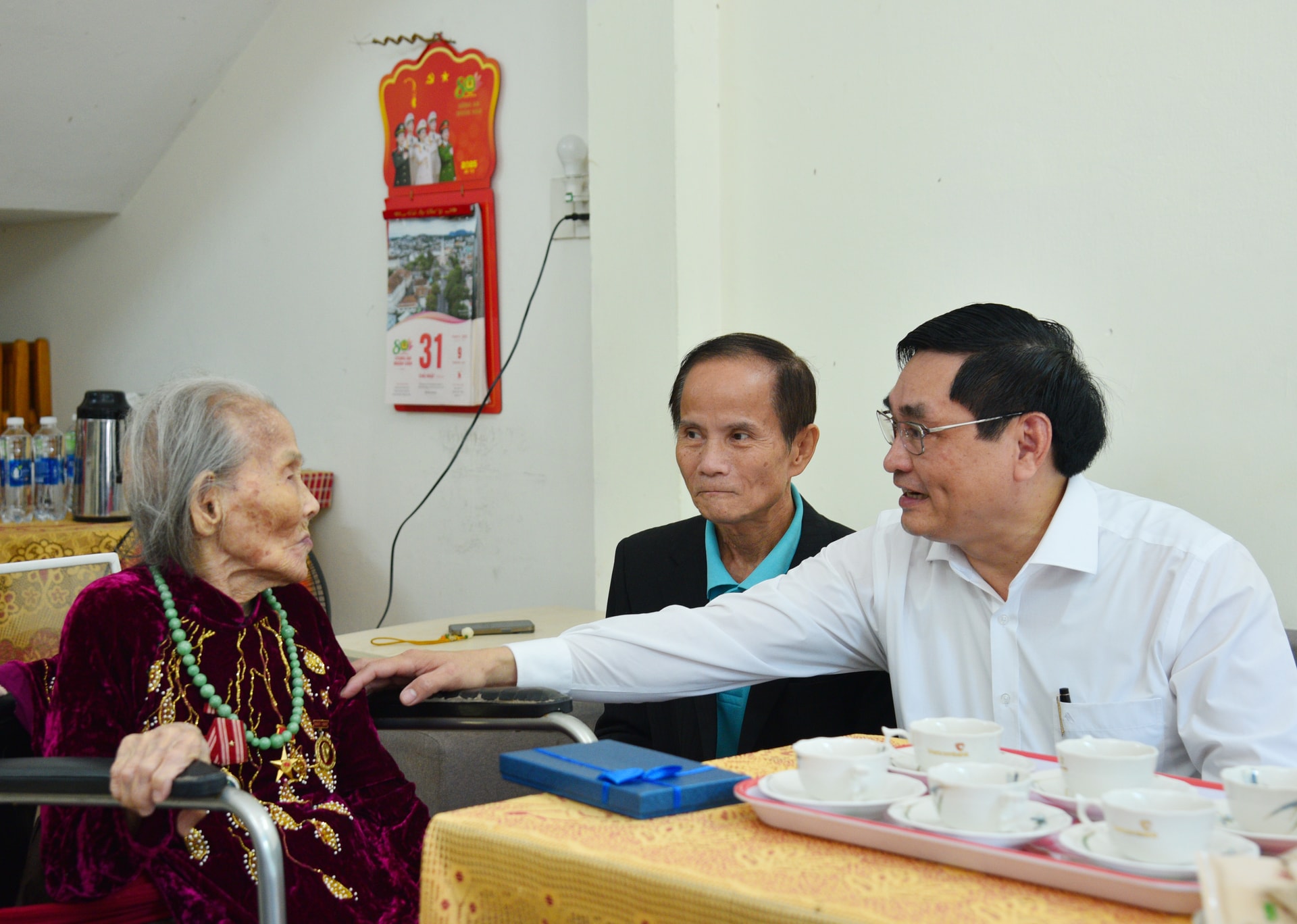 31-8 Thanh Khe visita a la heroica madre de Vietnam, Le Thi Thoi (1)