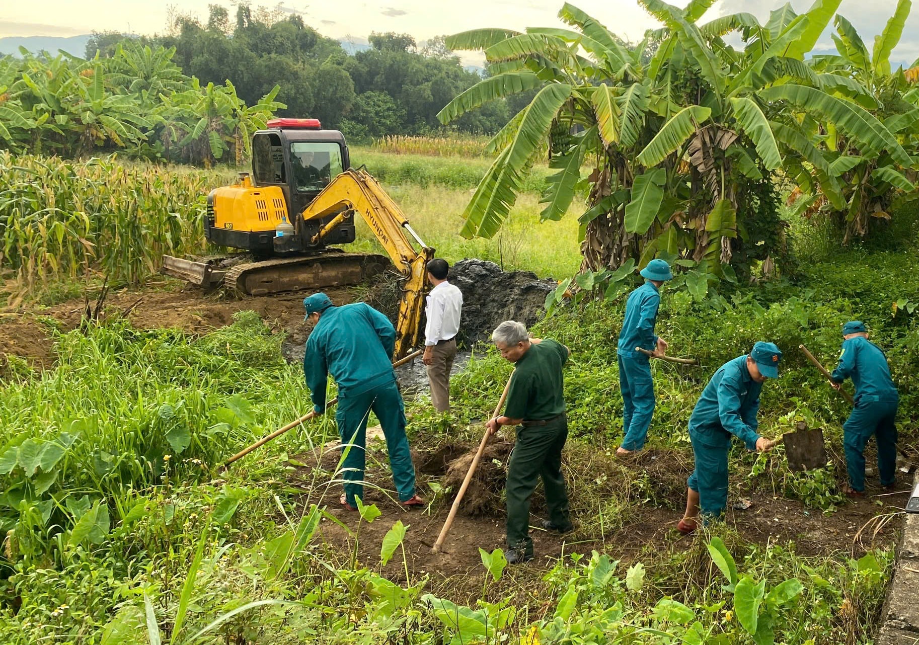 Các lực lượng ra quân nạo vét, khơi thông thoát nước kết hợp phát dọn bụi rậm, cỏ dại tại tuyến mương, cống số 2 trên địa bàn thôn Phú Hòa 1, xã Bà Nà. Ảnh: HOÀNG HIỆP