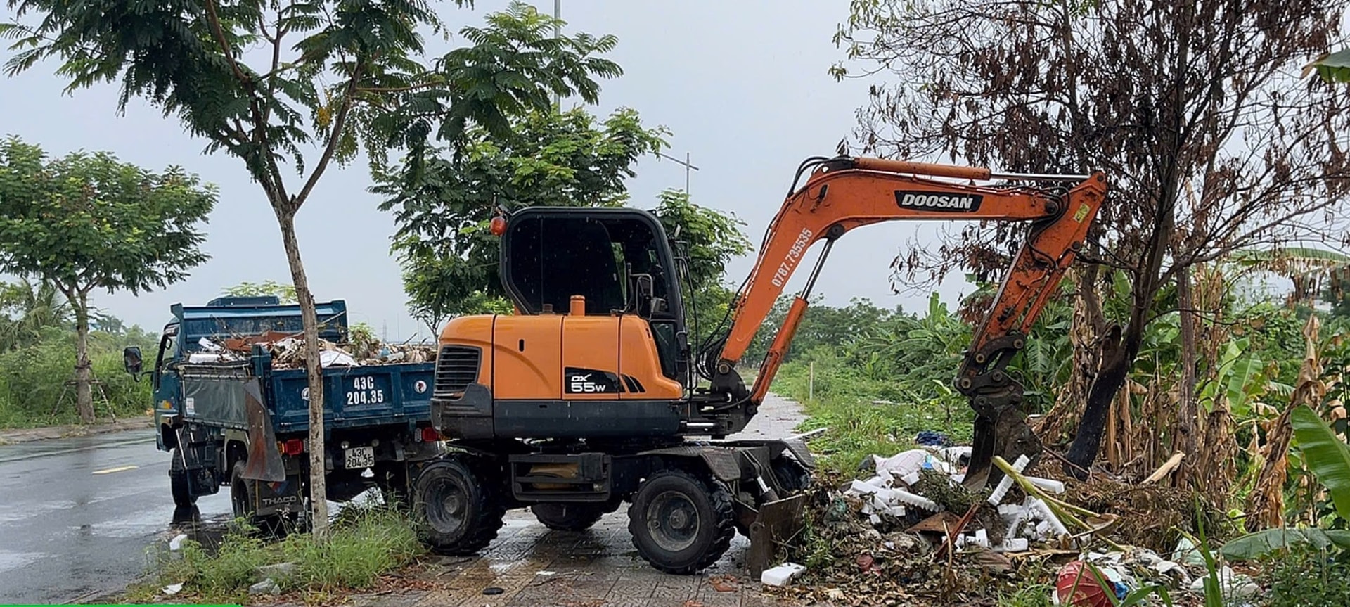 Phường Cẩm Lệ huy động phương tiện cơ giới thu gom rác dọc đường Thăng Long.Ảnh: HOÀNG HIÊP