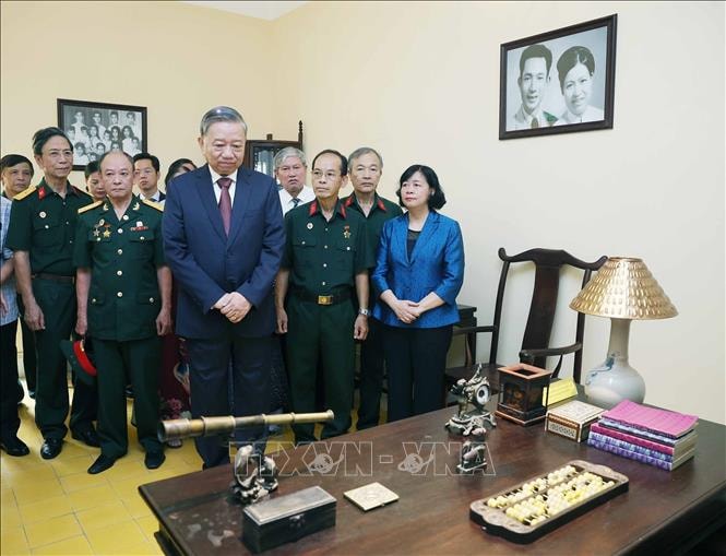 Tổng Bí thư Tô Lâm dâng hương tưởng niệm Chủ tịch Hồ Chí Minh tại Di tích Nhà số 48 Hàng Ngang, Hà Nội- Ảnh 3.