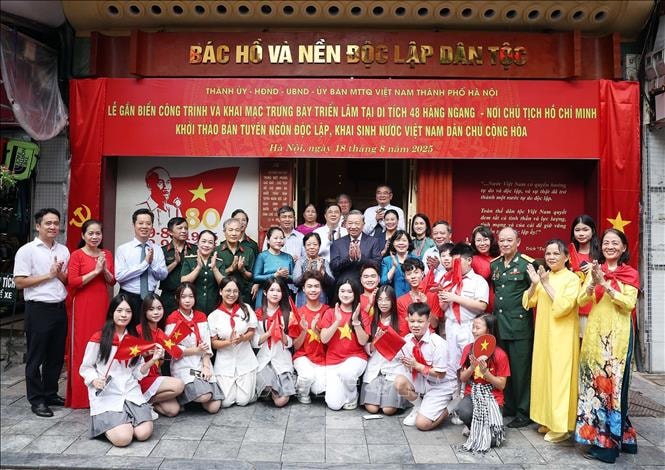 Tổng Bí thư Tô Lâm dâng hương tưởng niệm Chủ tịch Hồ Chí Minh tại Di tích Nhà số 48 Hàng Ngang, Hà Nội- Ảnh 7.