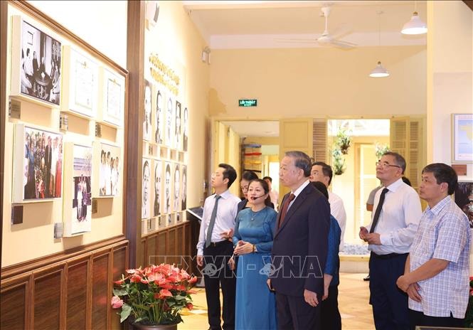 Tổng Bí thư Tô Lâm dâng hương tưởng niệm Chủ tịch Hồ Chí Minh tại Di tích Nhà số 48 Hàng Ngang, Hà Nội- Ảnh 5.