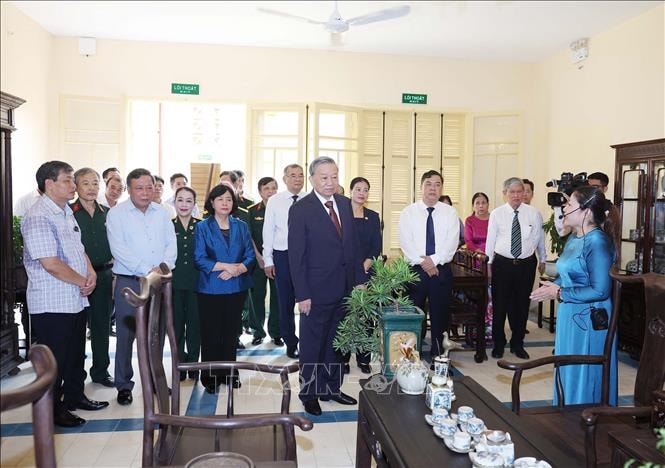 Tổng Bí thư Tô Lâm dâng hương tưởng niệm Chủ tịch Hồ Chí Minh tại Di tích Nhà số 48 Hàng Ngang, Hà Nội- Ảnh 4.