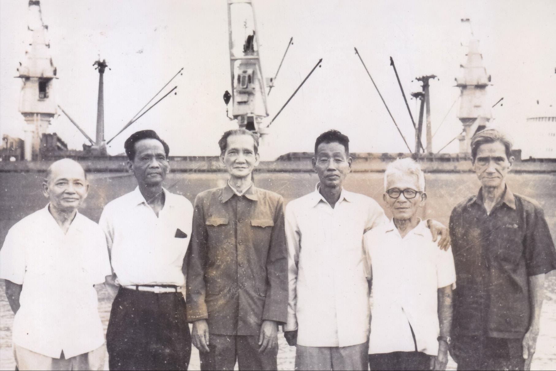 Các đồng chí Lê Văn Hiến (bìa trái), Huỳnh Lắm, Trịnh Quang Xuân, Lê Tuấn, Nguyễn Sơn Trà và Võ Kiêm tại Cảng sâu Đà Nẵng ngày 26/3/1980. (ảnh tư liệu)