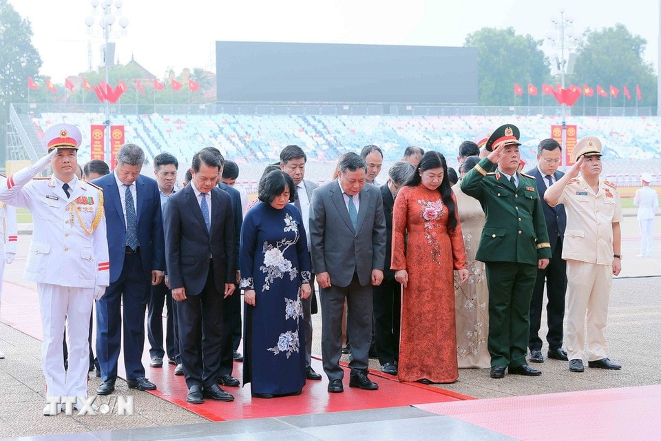 Đoàn đại biểu Thành ủy, Hội đồng Nhân dân, Ủy ban Nhân dân, Ủy ban Mặt trận Tổ quốc Việt Nam thành phố Hà Nội tưởng niệm Chủ tịch Hồ Chí Minh. (Ảnh: An Đăng/ TTXVN)