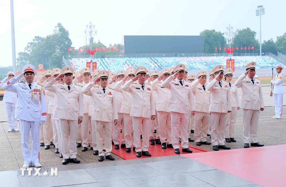 Đoàn đại biểu Đảng ủy Công an Trung ương - Bộ Công an tưởng niệm Chủ tịch Hồ Chí Minh. (Ảnh: An Đăng/TTXVN)