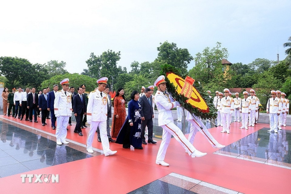 Đoàn Đại biểu Thành ủy Ủy ban Nhân dân, Hội đồng Nhân dân, Ủy ban Mặt trận Tổ quốc Việt Nam Thành phố Hà Nội đến đặt vòng hoa tại Đài tưởng niệm các Anh hùng liệt sỹ. (Ảnh: Tuấn Anh/TTXVN)