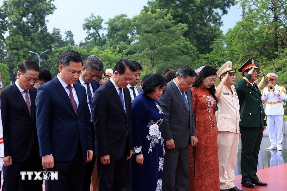 Đoàn Đại biểu Thành ủy Ủy ban Nhân dân, Hội đồng Nhân dân, Ủy ban Mặt trận Tổ quốc Việt Nam Thành phố Hà Nội tưởng niệm các Anh hùng liệt sỹ. (Ảnh: Tuấn Anh/TTXVN)