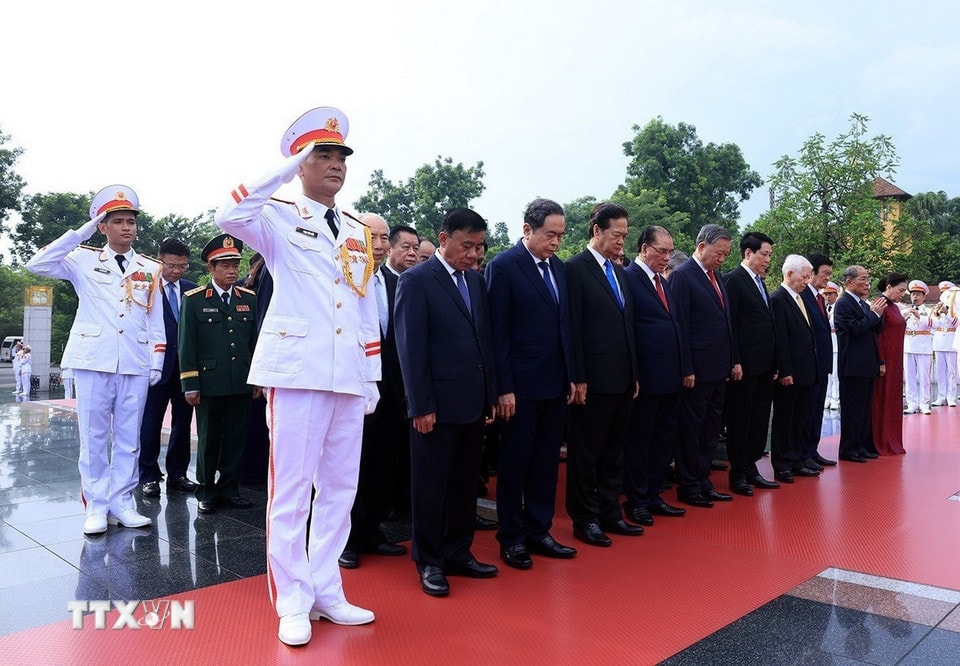 Lãnh đạo Đảng, Nhà nước đến đặt vòng hoa tại Đài tưởng niệm các Anh hùng liệt sỹ. (Ảnh: Tuấn Anh/TTXVN)