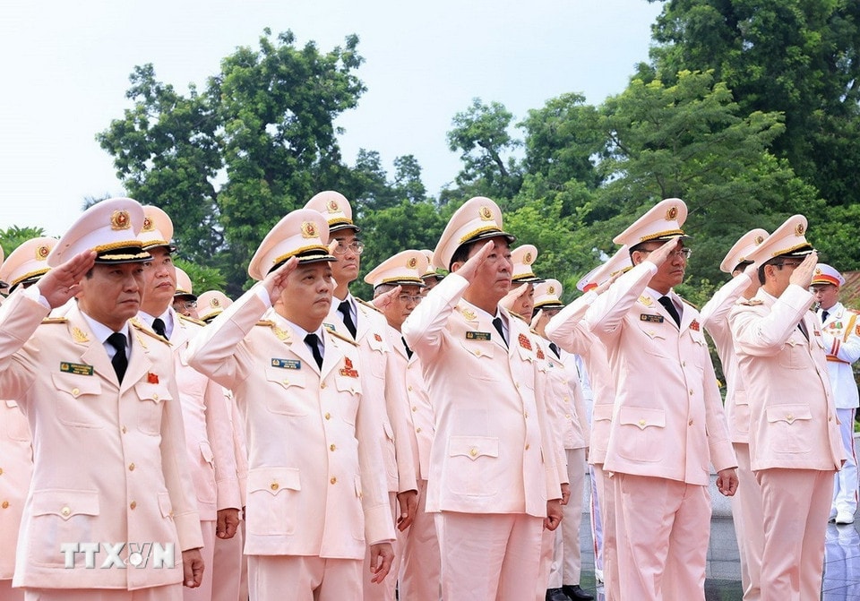 Đoàn đại biểu Đảng uỷ Công an Trung ương - Bộ Công an tưởng niệm các Anh hùng liệt sỹ. (Ảnh: Tuấn Anh/TTXVN)