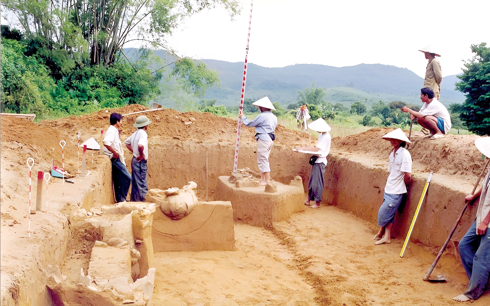 Các chuyên gia khai quật di tích Tiên Lãnh