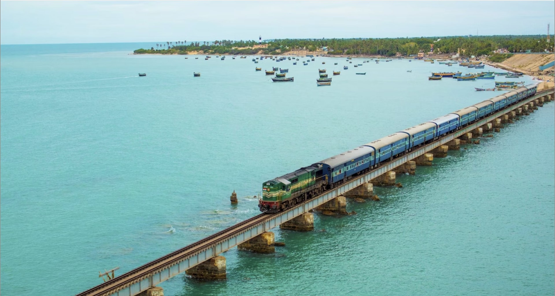 រថភ្លើងឆ្លងកាត់ស្ពាន Pamban ក្នុងរដ្ឋ Tamil Nadu ប្រទេសឥណ្ឌា។ រូបថត៖ Veerababu Achanta/Shutterstock