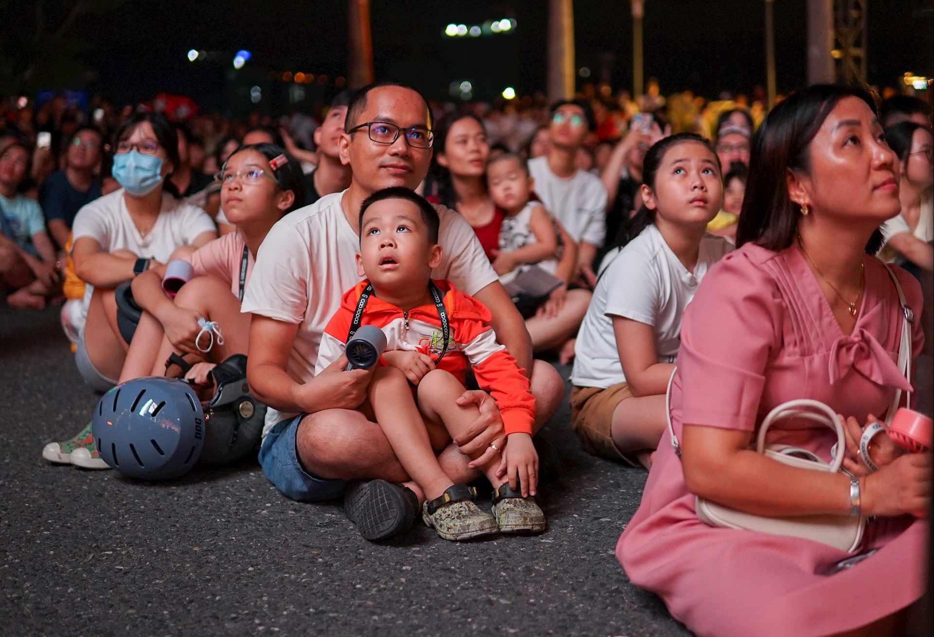 子どもたちとその家族が音楽の夜を楽しんでいます。写真:XUAN SON
