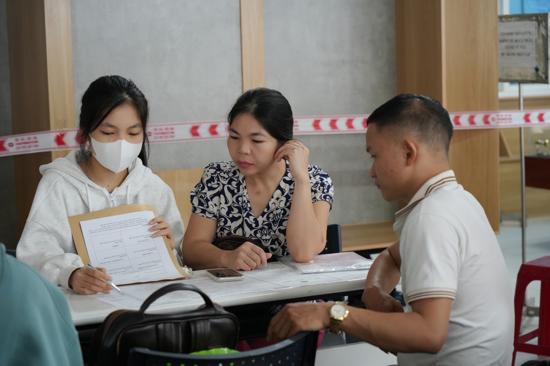 ນັກສຶກສາຈໍານວນຫຼາຍກໍາລັງຫຍຸ້ງກ່ຽວກັບຂັ້ນຕອນການເຂົ້າຮຽນ ແລະຊອກຫາຫ້ອງເຊົ່າ. ພາບ: KHÁNH NGÂN