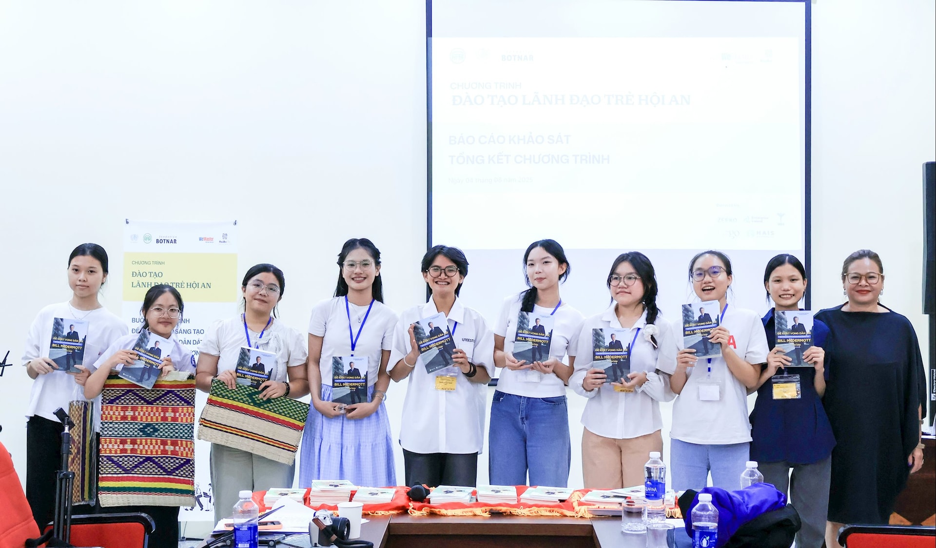 Các học sinh của ba đề án xuất sắc nhất, từ trái qua_ Kim Bồng Du Ca, Chạm Lá Chạm Lành và Neo Chòi