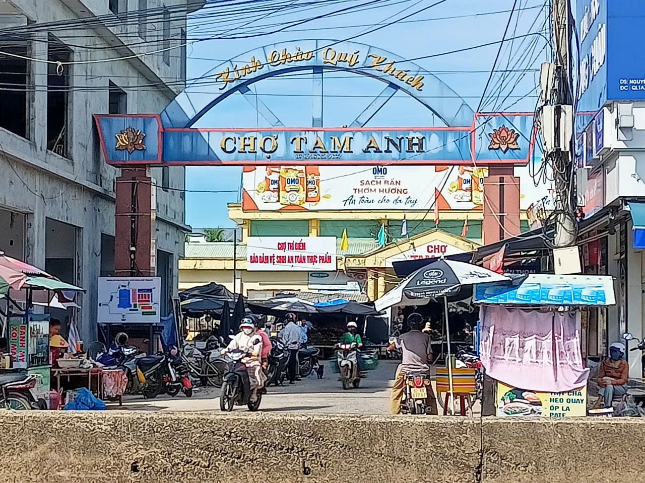 Chợ thí điểm an toàn thực phẩm của xã Tam Anh. Ảnh VĂN PHIN