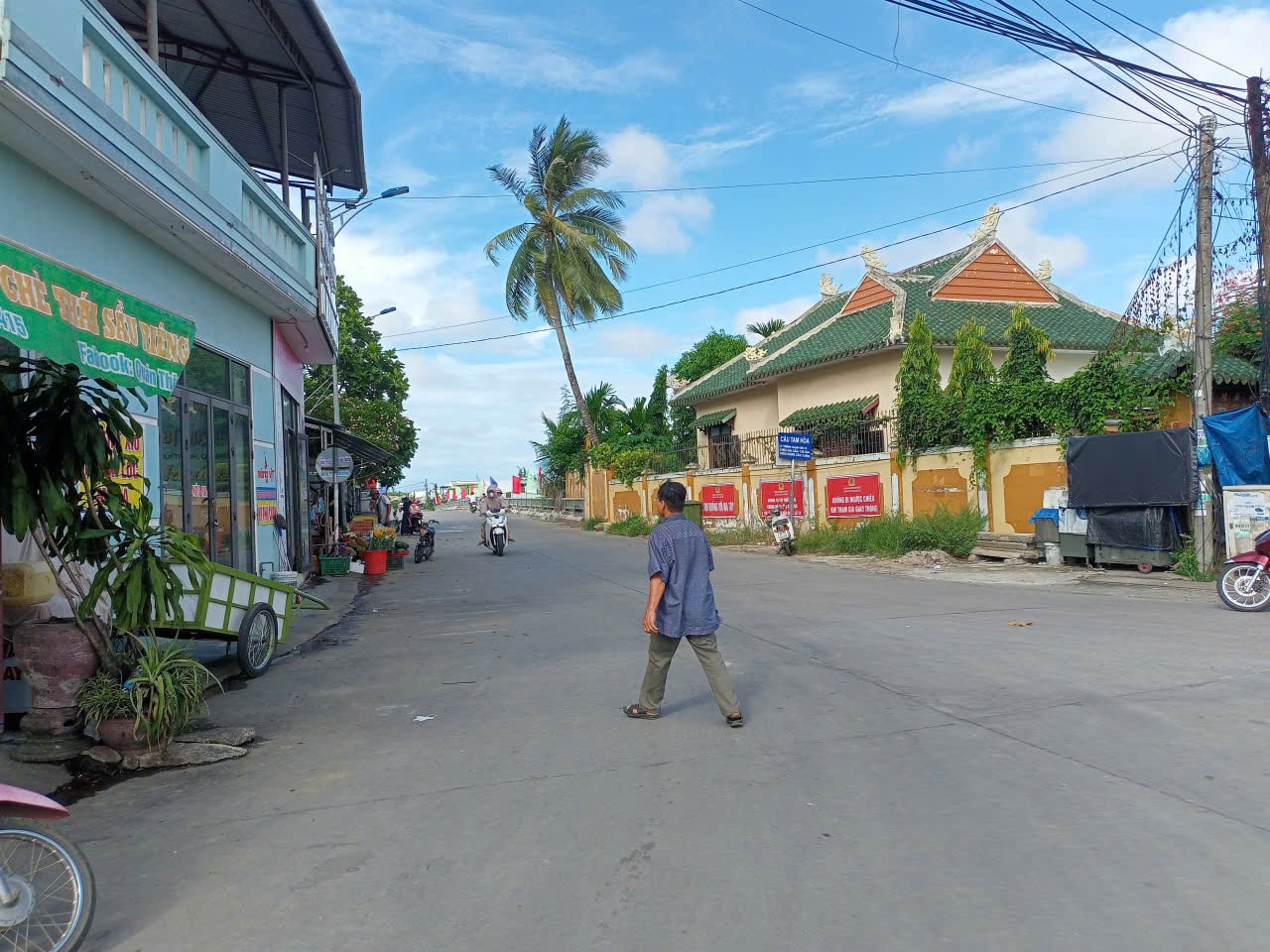 Đường làng Tam Anh. Ảnh VĂN PHIN