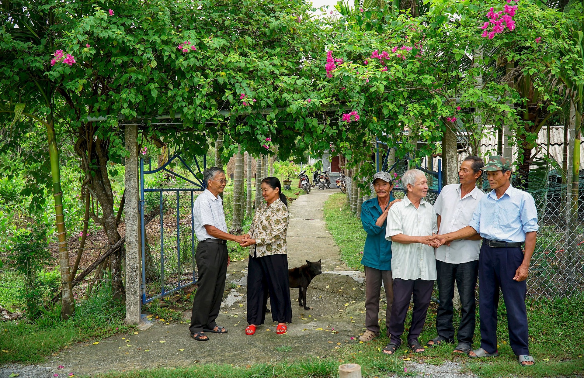 Rất vui gặp các đồng chí nguyên lãnh đạo Lâm trường và đội lâm nghiệp số 2. Ảnh Nguyễn Điện Ngọc