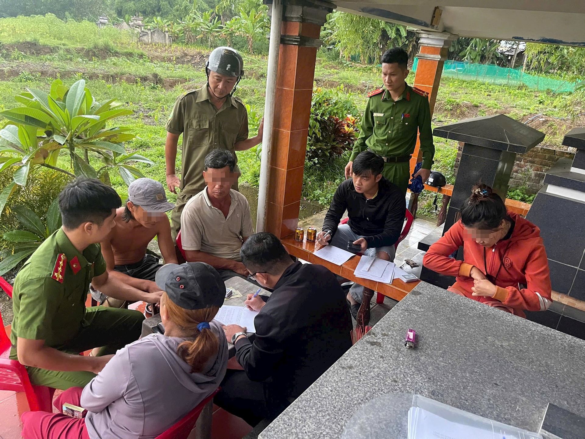 Công an xã Việt An bắt quả tang nhóm đối tượng đánh bạc trái phép. Ảnh: TRANG PHƯƠNG