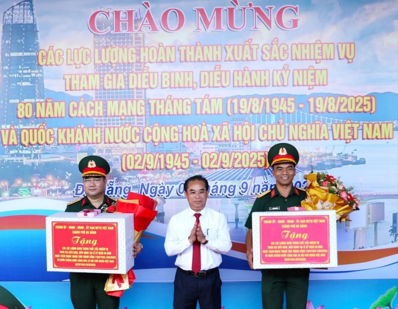 Phó Chủ tịch UBND thành phố Trần Anh Tuấn tặng quà chúc mừng các lực lượng của Đà Nẵng tham gia lễ diễu binh, diễu hành hoàn thành xuất sắc nhiệm vụ trở về. Ảnh: ĐẮC MẠNH