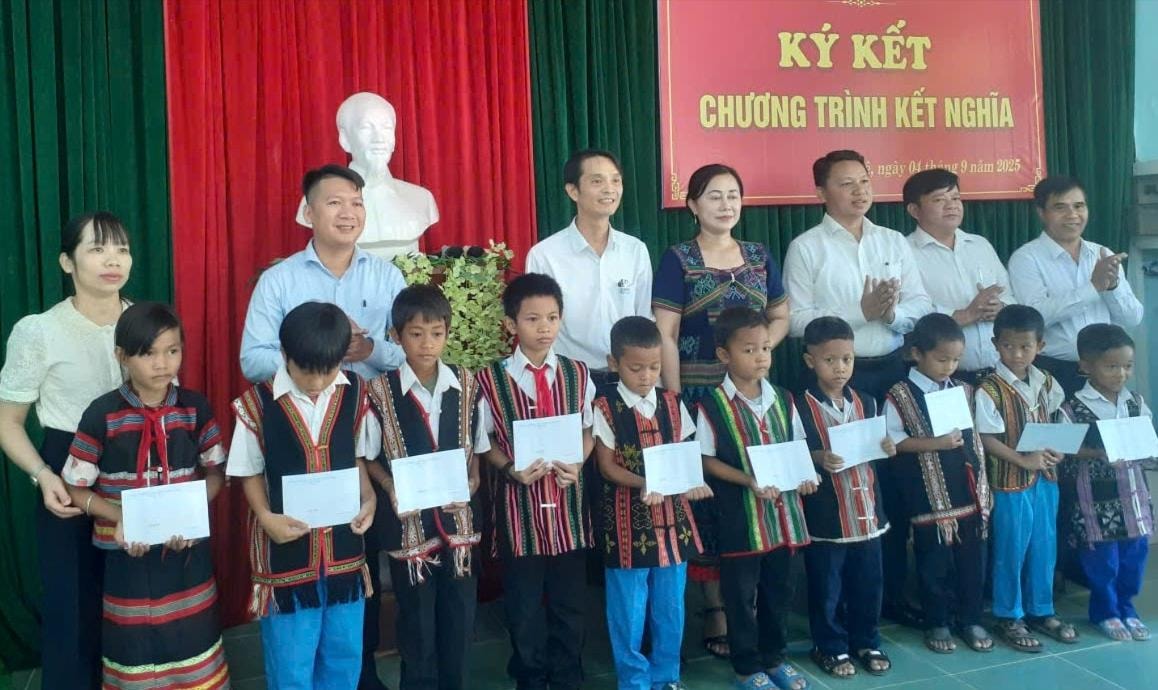 Lãnh đạo xã Hòa Vang trao tặng 20 suất học bổng (mỗi suất 500.000 đồng) cho học sinh địa phương. Ảnh: VĂN THỦY