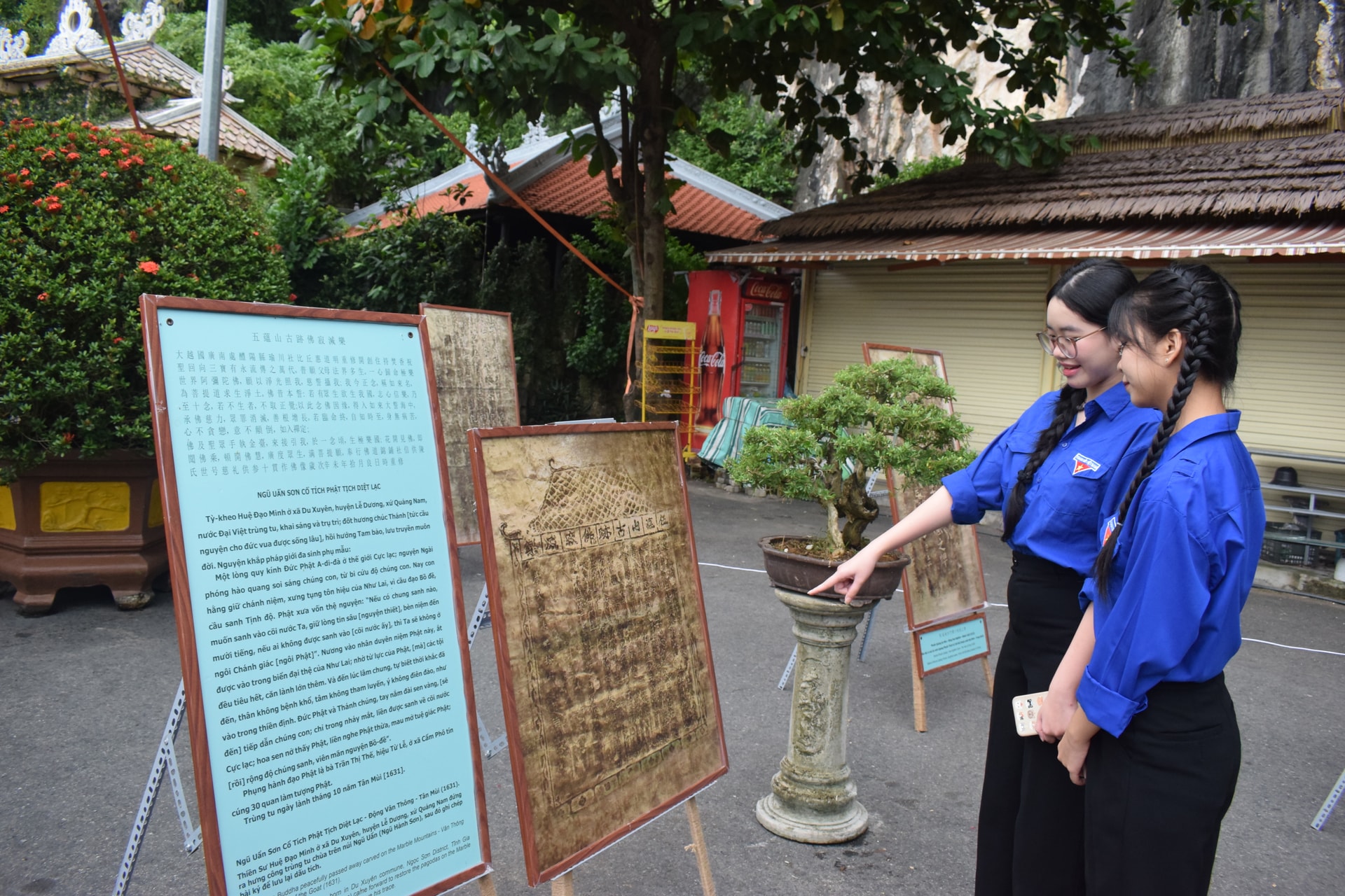 Tư liệu Ma nhai Ngũ Hành Sơn được trưng bày tại lễ hội Vu Lan báo hiếu Ngũ Hành Sơn năm 2025, thu hút nhiều bạn trẻ quan tâm. Ảnh: ĐOÀN HẠO LƯƠNG