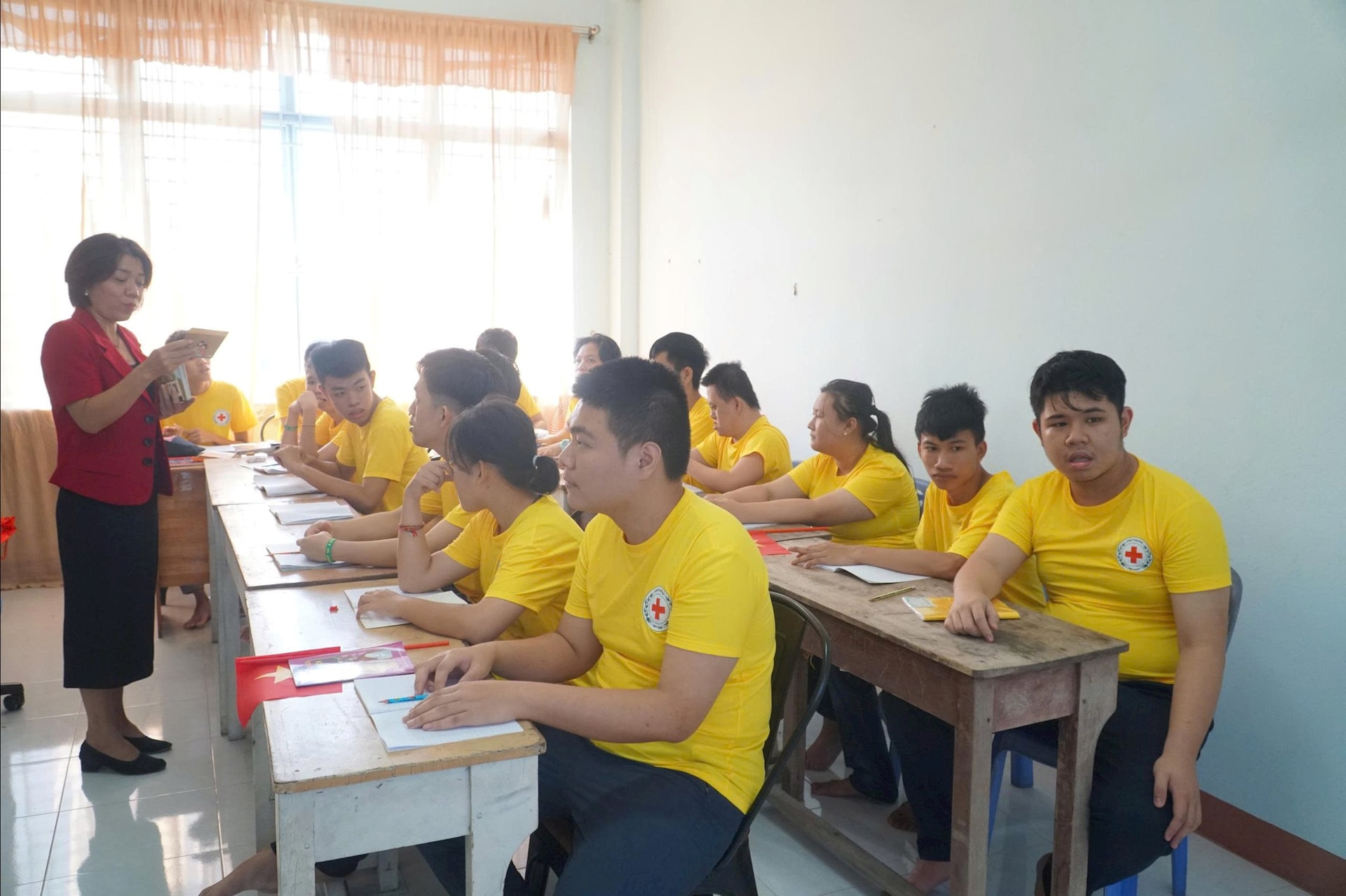 Nguyên Chủ tịch Hội Chữ thập đỏ thành phốLê Thị Như Hồng hướng dẫn các em kỹ năng ứng phó bão lũ.