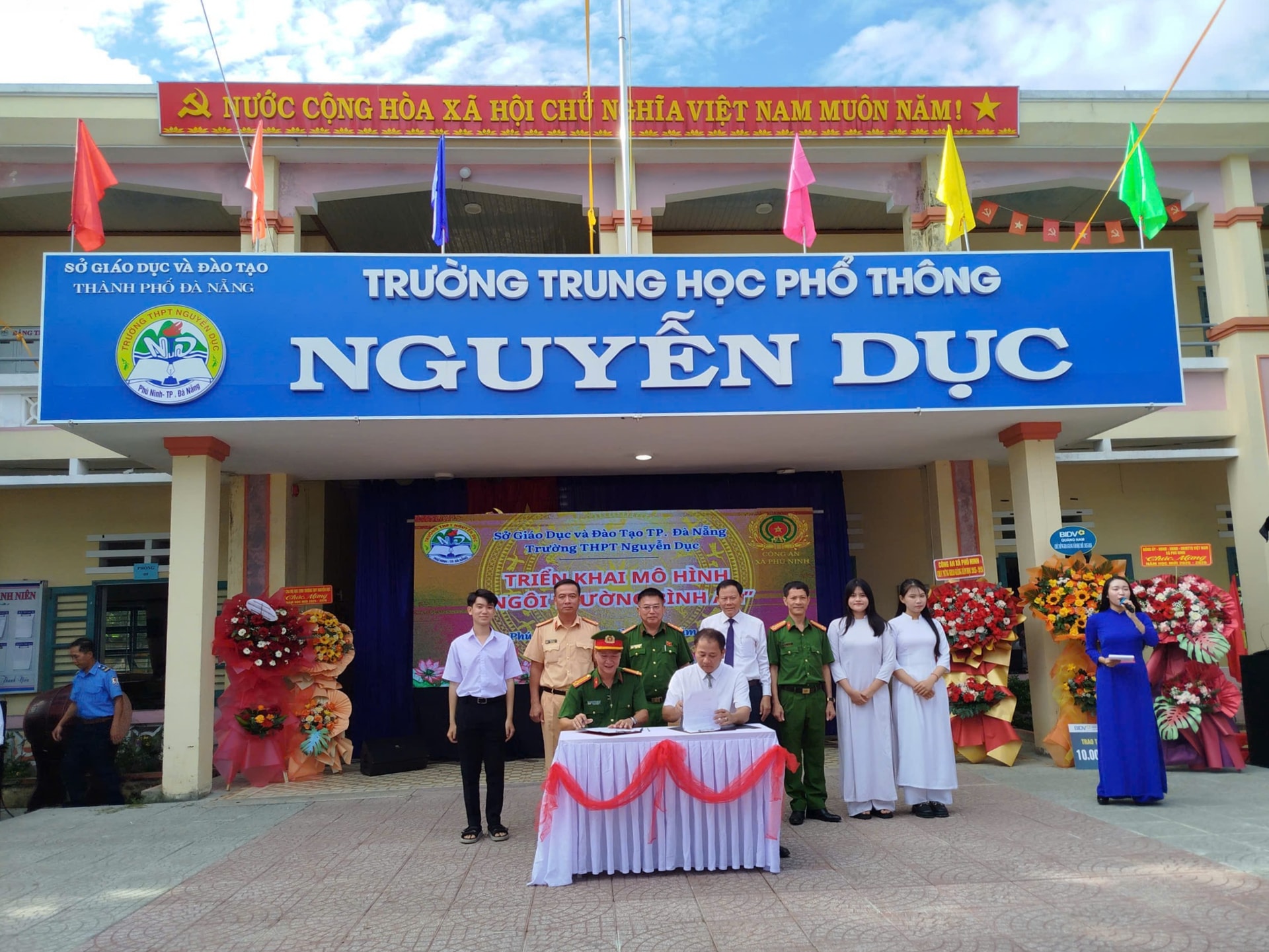 Trưởng Công an xã Phú Ninh và Hiệu trưởng Trường THPT Nguyễn Dục ký kết quy chế phối hợp đảm bảo an ninh trật tự, xây dựng mô hình “Ngôi trường bình an”. Ảnh: V.KIM