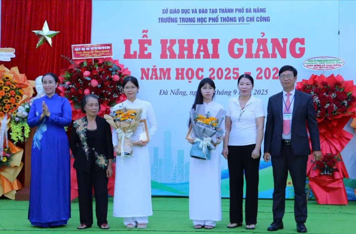 Phó Chủ tịch UBND thành phố Nguyễn Thị Anh Thi (bên trái) và lãnh đạo trường tuyên dương học sinh trúng tuyển lớp 10 với thành tích xuất sắc.