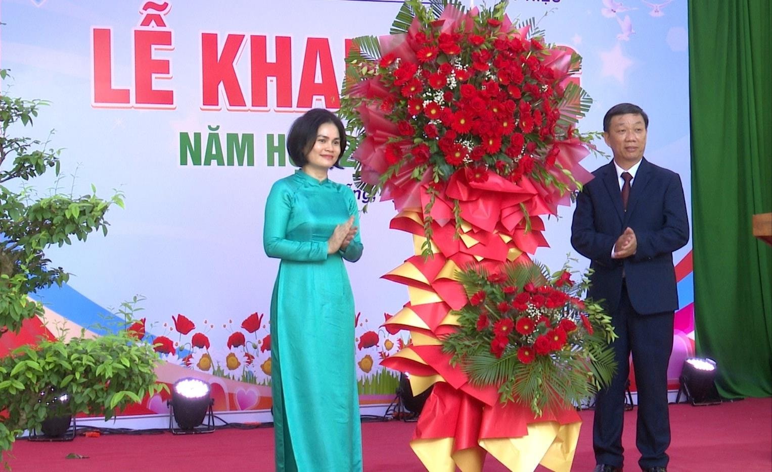 Chủ nhiệm Ủy ban Kiểm tra Thành ủy Lê Thị Mỹ Hạnh (bên trái) tặng hoa chúc mừng Trường THPT Nguyễn Duy Hiệu. Ảnh: P.V
