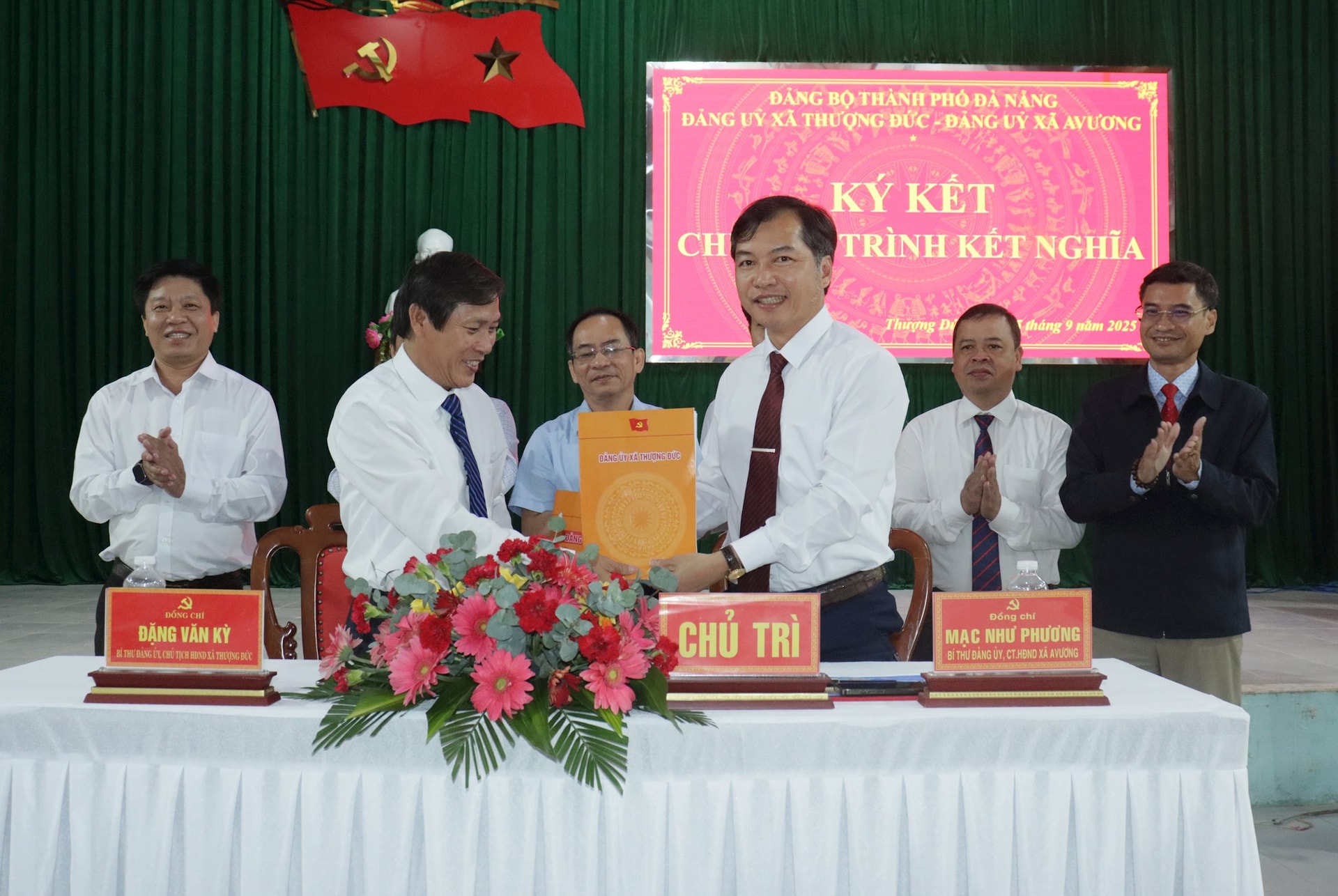 Đảng ủy xã Thượng Đức và Đảng ủy xã Avương tiến hành ký kết công tác kết nghĩa