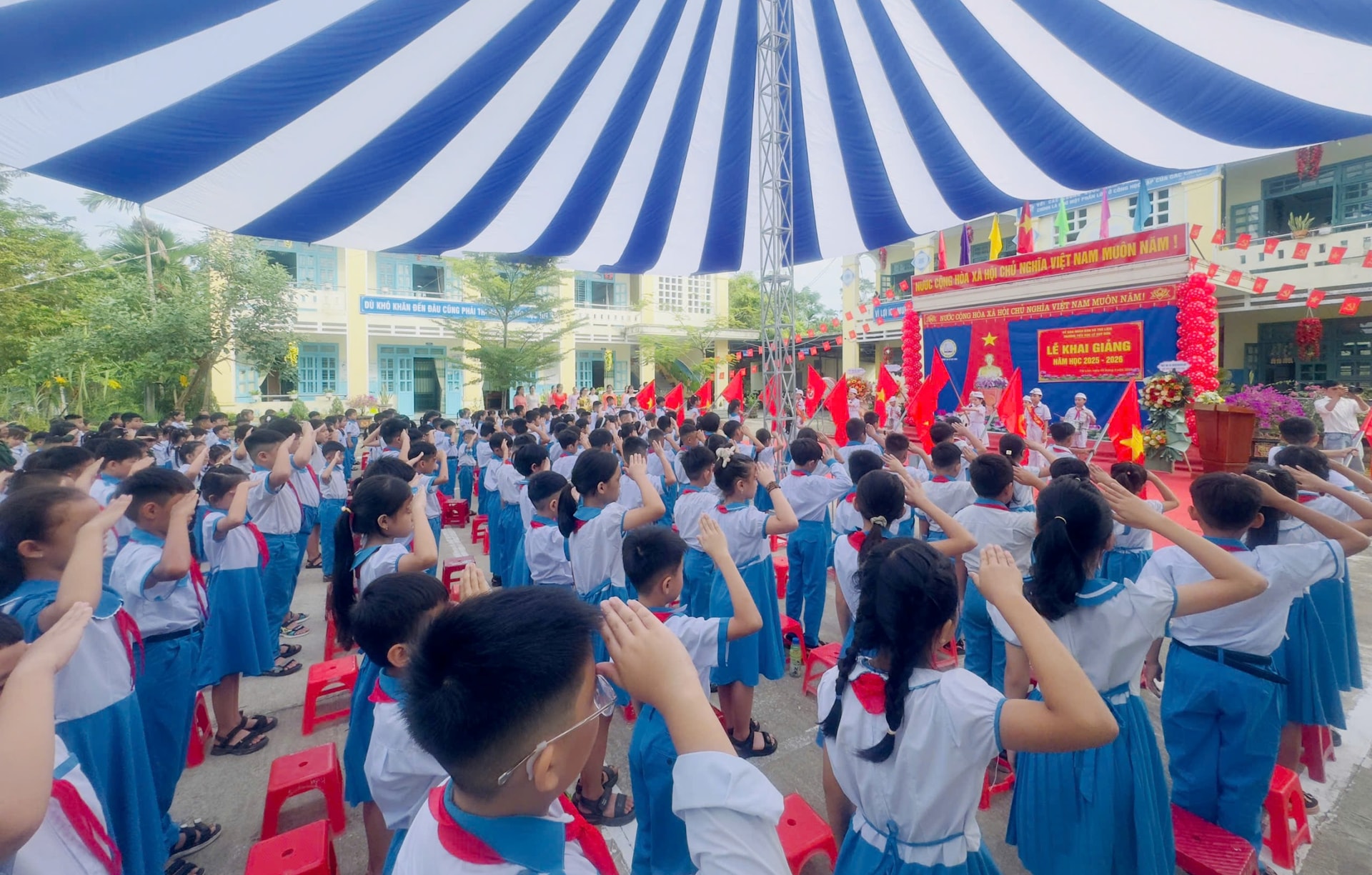 Học sinh chào cờ trong lễ khai giảng năm học mới tại một trường học xã Trà Liên.